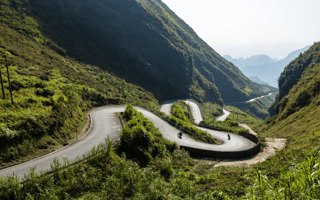 Percorso di acquisto nel digital marketing: Il Flywheel, introdotto da HubSpot, rappresenta un approccio più moderno e centrato sul cliente. Questo modello circolare si basa su tre componenti fondamentali che lavorano in sinergia per creare un ciclo virtuoso di crescita aziendale