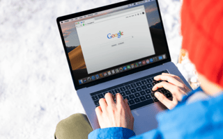 Scopri l'importanza di una presenza digitale strategica e come ottimizzare la tua visibilità su Google per costruire una reputazione digitale