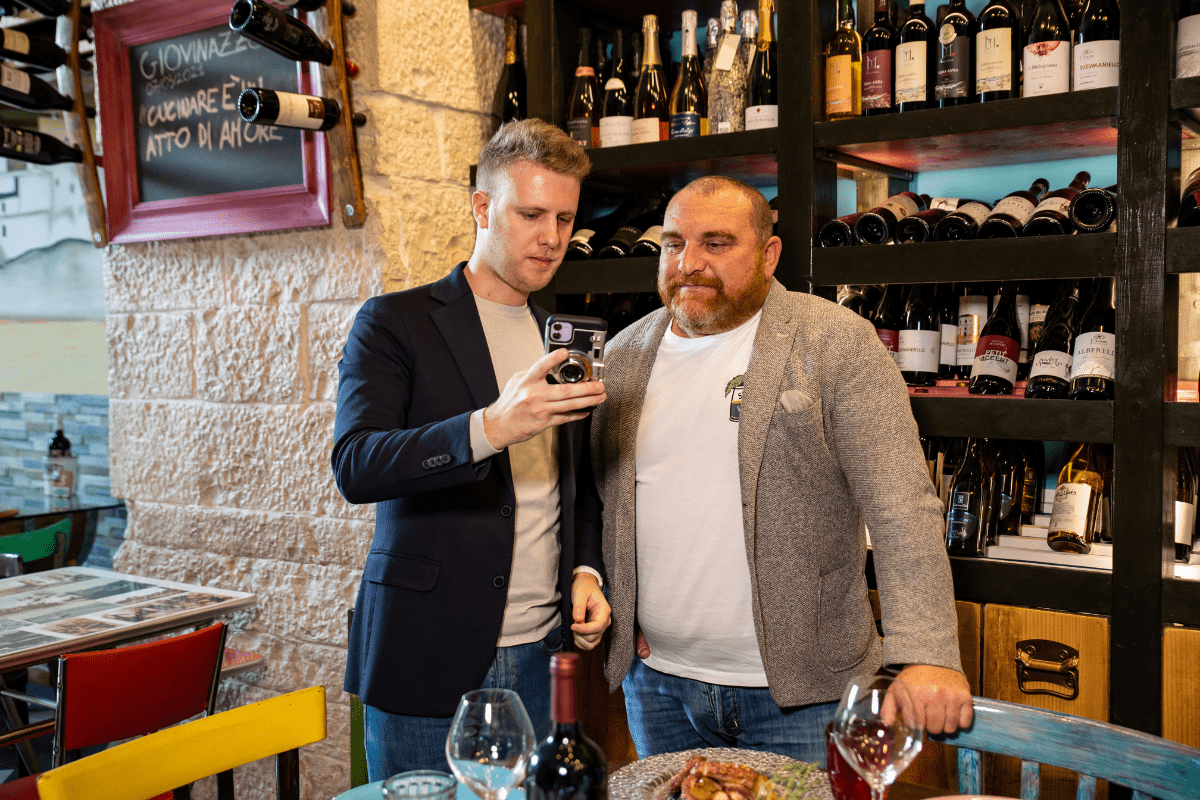 Alessandro Depalo con lOste Ciccio presso Osteria Scvnazz